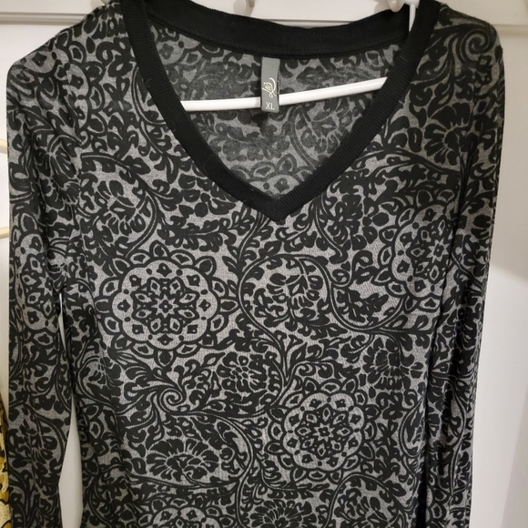 Ladies long sleeve top - Picture 2 of 2